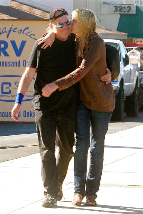daryl hannah neil young divorce.